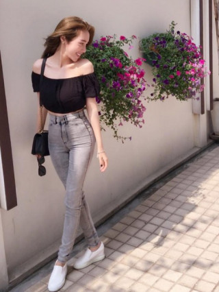 Tuần qua: Elly Trần khoe vòng 3 cong vút với quần jeans