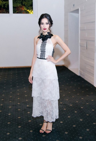 Tuần qua: Hạ Vi, Angela Phương Trinh hở khôn khéo
