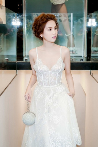 Tuần qua: Ngọc Trinh mặc mốt váy ngủ hot nhất