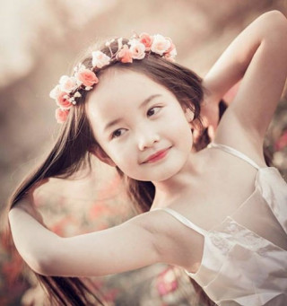 Vẻ đẹp của cô bé Hà Nội 6 tuổi giống Angela Phương Trinh