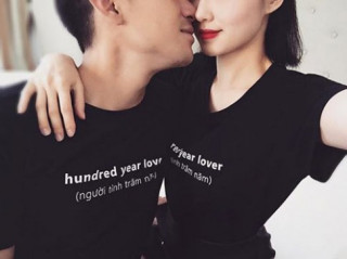 Vợ chồng Tâm Tít mặc áo đôi, hôn nhau ngọt ngào