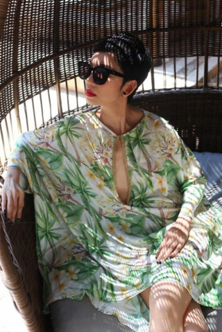 Xuân Lan tự tin khoe lưng trần sexy trước biển