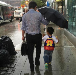 Xúc động ảnh mẹ Việt ướt đẫm nhường áo mưa cho con