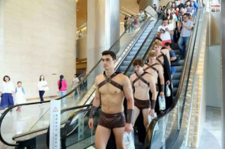 1001 chiêu quảng cáo bằng thân thể của mẫu nam cơ bắp