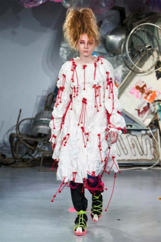 15 váy áo đắt tiền mà kỳ dị trên sàn diễn thế giới