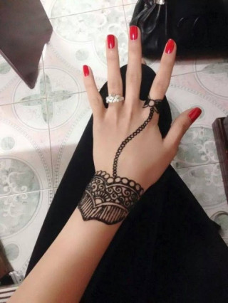 9X xinh đẹp kiếm bộn tiền nhờ nghề vẽ hình xăm