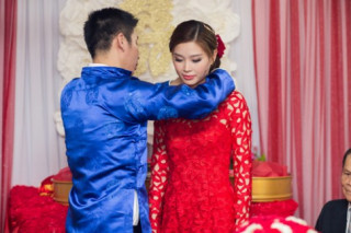 Á hậu Diễm Trang được đón bằng siêu xe trong đám hỏi