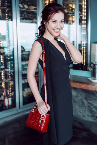 Á hậu Hoàng Oanh khoe khéo phụ kiện hàng hiệu