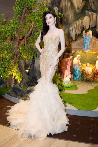 Á hậu Huyền My diện váy đuôi cá kiêu sa làm MC