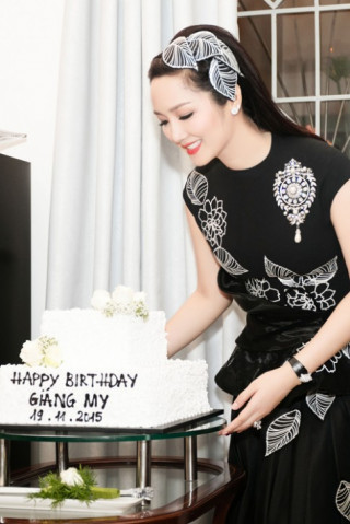 Á hậu, siêu mẫu đời đầu tới dự sinh nhật Giáng My
