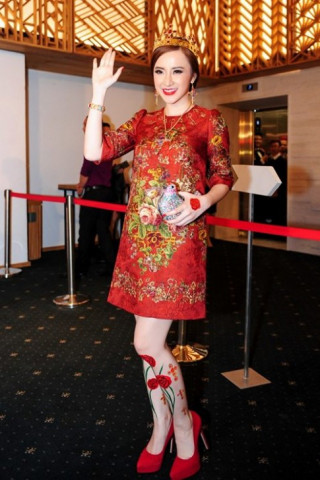 Angela Phương Trinh diện như nữ hoàng đi sự kiện