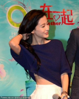 Angelababy gặp nạn vì áo lửng