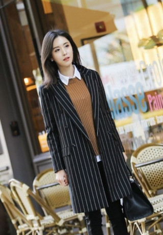 Áo khoác kẻ: Nét chấm phá mùa đông cho nữ công sở