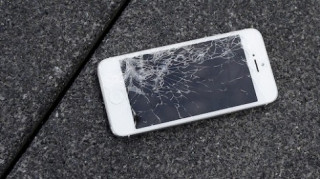 Apple sắp cho người dùng đổi mới iPhone vỡ màn hình