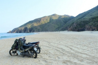 Bãi Kỳ Co: không thích đi canô thì bạn vẫn có thể chạy xe máy theo con đường vòng quanh núi
