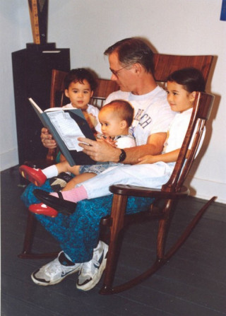 Bố đóng ghế đọc sách cho ba con
