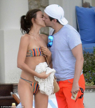 Bồ Irina Shayk mặc 1 kiểu quần bơi trong suốt kỳ nghỉ