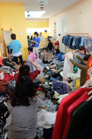 “Buôn may bán đắt” nhờ quần áo cũ online