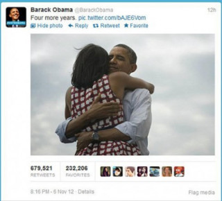 Cảnh Obama ôm vợ ăn mừng gây sốt trên Facebook