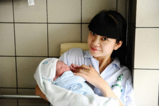 Chân dài Hạ Vy đã sinh con trai