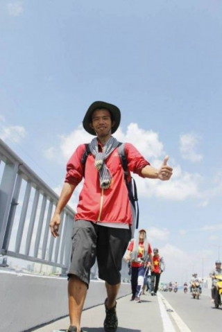 Chàng trai đi bộ xuyên Việt gieo điều ước cho trẻ em nghèo
