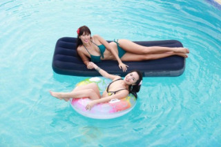 Chị em Hà Anh mặc bikini gợi cảm dự tiệc bên bể bơi