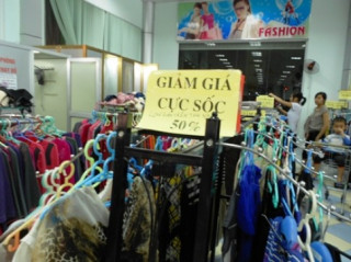 Chuyển mùa, hàng hè đồng loạt giảm giá