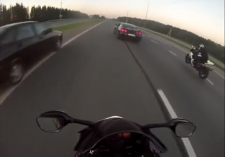 [Clip] Màn test tốc độ giữa Suzuki GSX-R1000, Yamaha R1 với siêu xe hơi Nissan GT-R