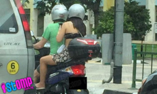Cô gái châu Á gây sốc vì mặc hở hang dạo phố