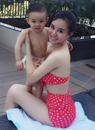 Con trai Vy Oanh thích thú khi được mẹ cho đi bơi