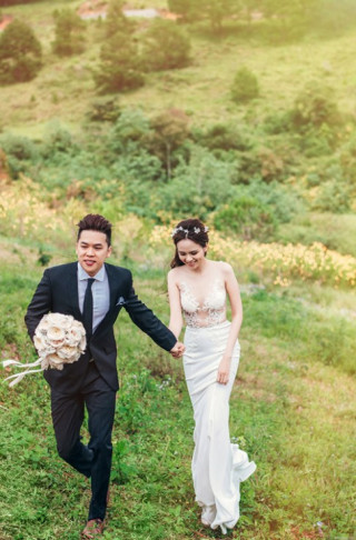 Diễm Hương khoe ảnh cưới lần 2 với váy xuyên thấu