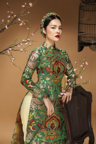 Diễn viên Dương Cẩm Lynh đẹp ấn tượng với áo dài gấm