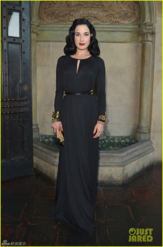 Dita Von Teese khoe eo thon tuổi 40