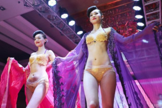 Đồ lót vàng ròng 14 tỷ đồng bị “ném đá” ở Trung Quốc