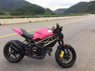 Ducati Monster 1100 EVO đầy nổi bật với bộ cánh hồng cá tính