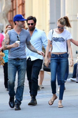 Ghen tị với độ đẹp đôi của Behati và Adam Levine