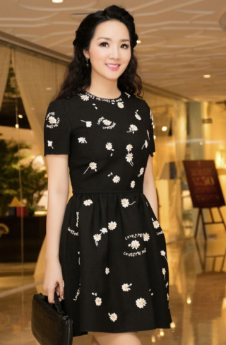 Giáng My diện váy hiệu 150 triệu do con gái tặng