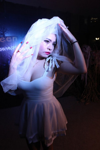 Giới trẻ Hà Nội hóa trang lạ mắt trong lễ hội ma quỷ