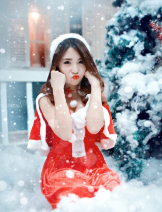 Giới trẻ Hà Nội mặc váy ngắn dạo phố giữa đêm Noel ấm