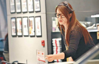 Hoa hậu quốc tế TQ bị “ghẻ lạnh”, bán bánh nuôi thân