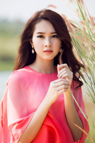 Hoa hậu Thu Thảo đẹp mê hồn trong thiết kế váy hoa