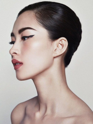 Hoa hậu Thu Thảo khác lạ với tóc ngắn, mắt kẻ sắc lẹm