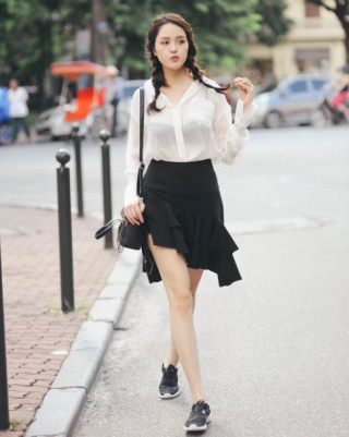 Hoàng Anh chúm chím môi xinh dỗi hờn trong nắng thu