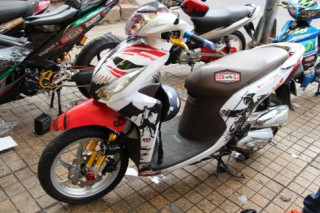 Honda Vision đầy cá tính trong bộ tem đấu cực ngầu