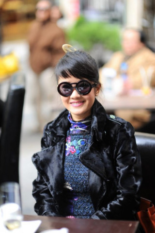 Hồng Nhung đeo kính mắt tròn dễ thương