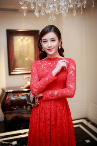 Huyền My khác lạ với phong cách già hơn tuổi