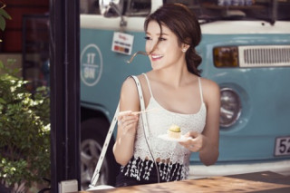 Huyền My xinh tươi với váy ngắn, áo dây xuống phố