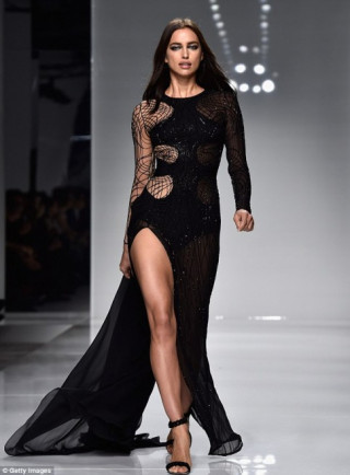 Irina Shayk cực sexy với váy mạng nhện xuyên thấu