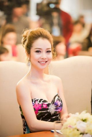 Jennifer Phạm nổi bật giữa dàn hoa hậu quốc tế