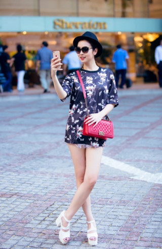 Jennifer Phạm “quên quần” dạo phố Sài Gòn